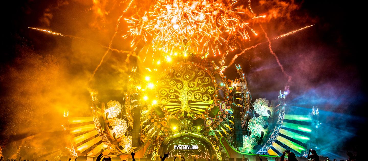 Kleurrijke foto van de mainstage van Mysteryland
