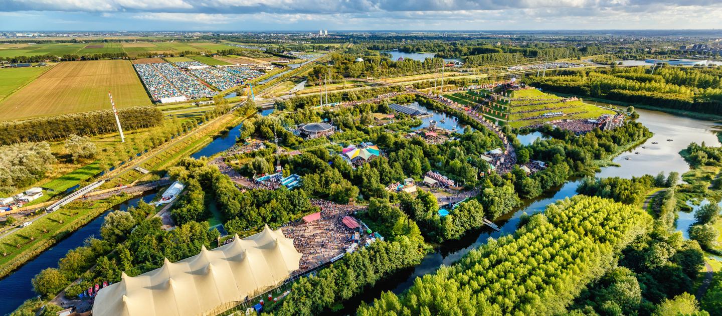 Luchtfoto van het terrein van Mysteryland