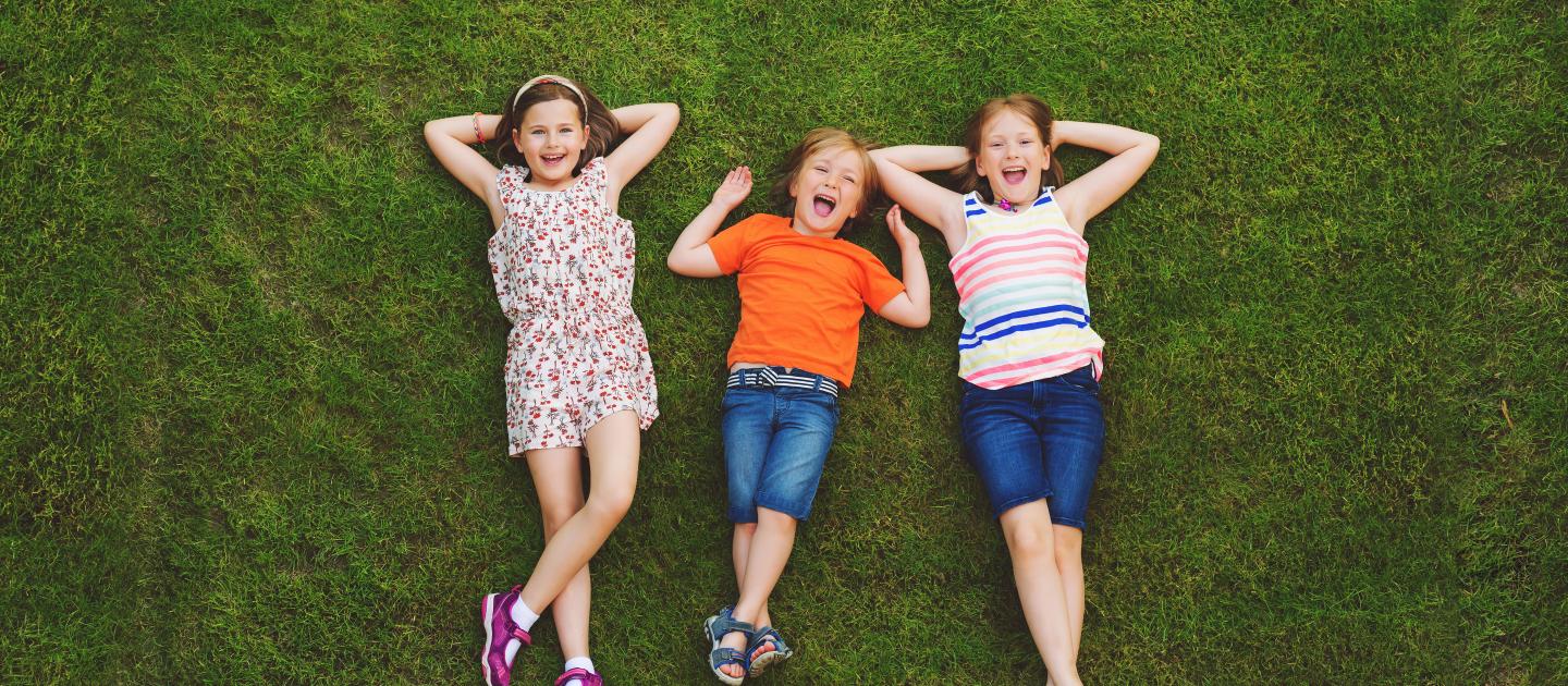 Kinderen in het gras tijdens Ontdek Hoofddorp
