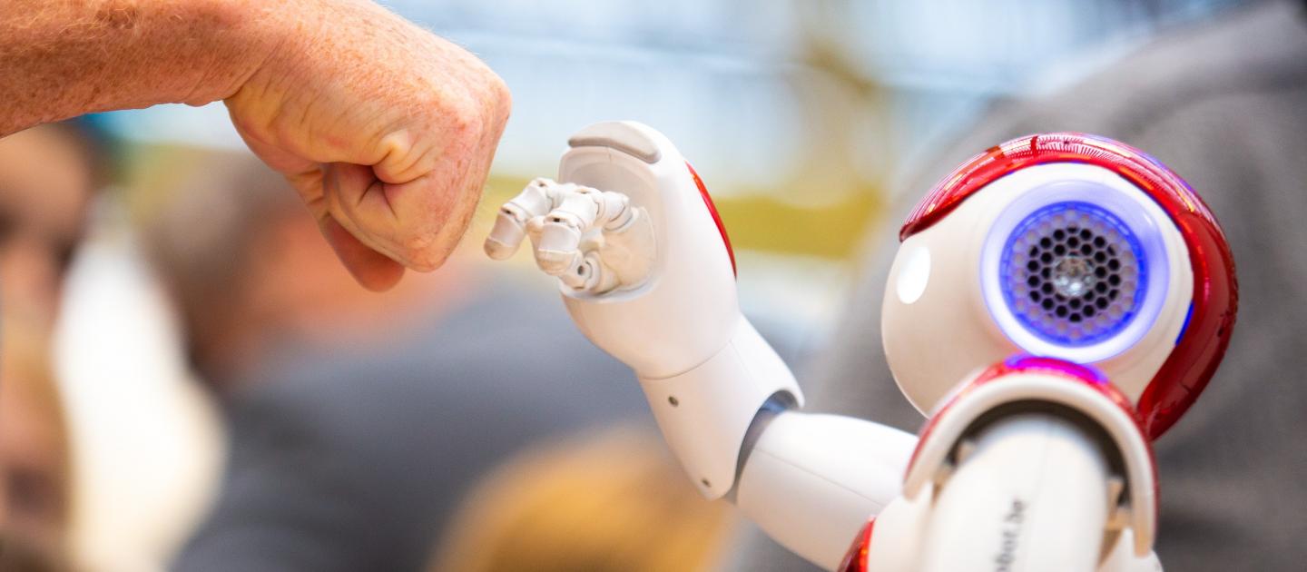 Een hand van een man en robot