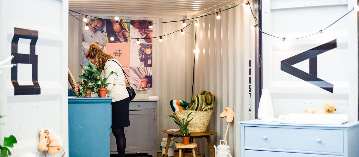 Een vrouw die een stand op het festival bekijkt